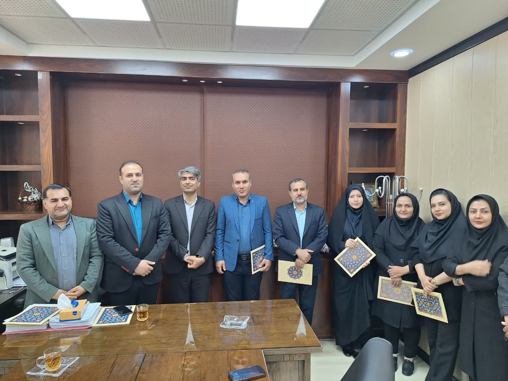 تجلیل ازاساتید مجمع اموزش عالی سلامت گچساران در بزرگداشت روز معلم و استاد 